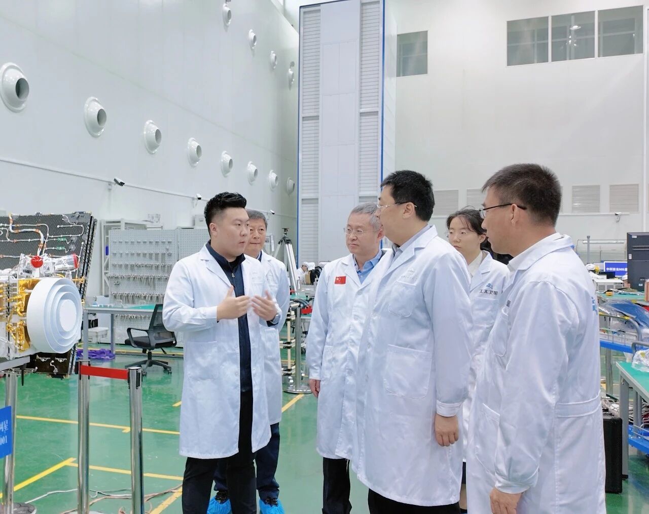 国家科学技术部成果转化与区域创新司司长周云帆一行调研工大卫星