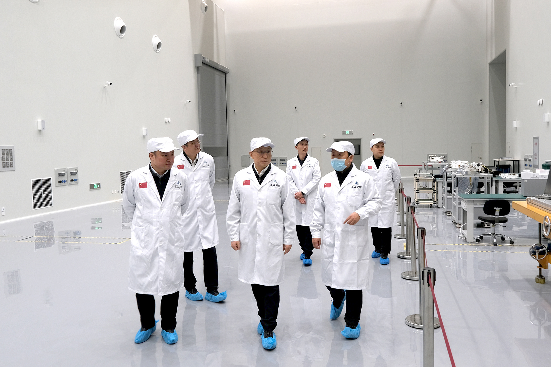 黑龙江省工信厅厅长韩雪松一行莅临工大卫星走访调研