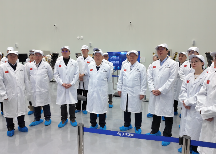 国家最高科学技术奖获得者李德仁院士一行调研工大卫星